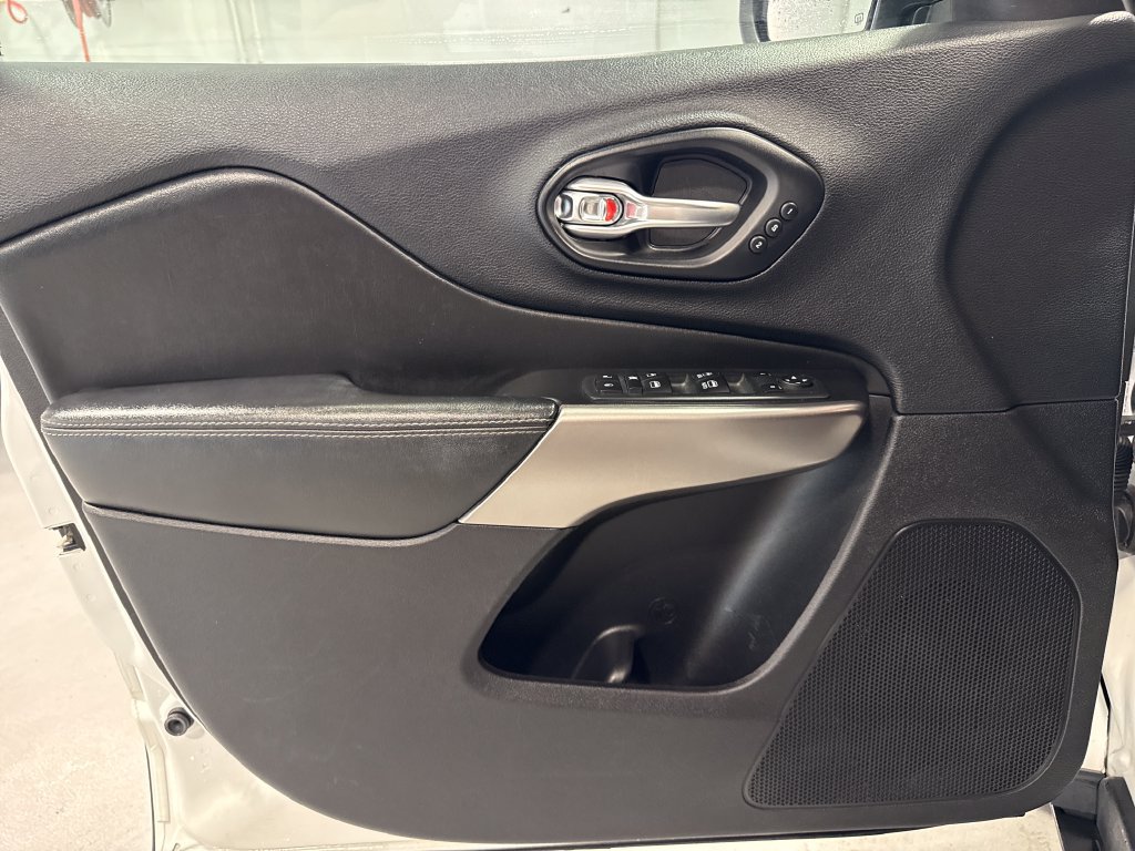 Used 2020 Jeep Cherokee Limited FWD image 27