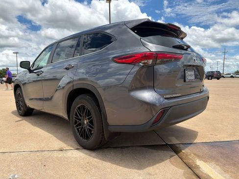 Used 2023 Toyota Highlander LE FWD image 12