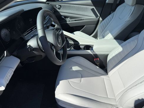 New 2025 Hyundai Elantra Limited FWD image 11