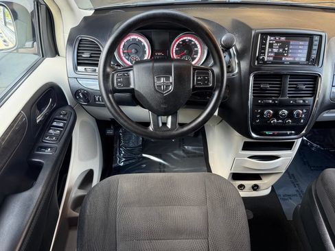 Used 2018 Dodge Grand Caravan SE w/ UConnect Hands-Free Group FWD image 19
