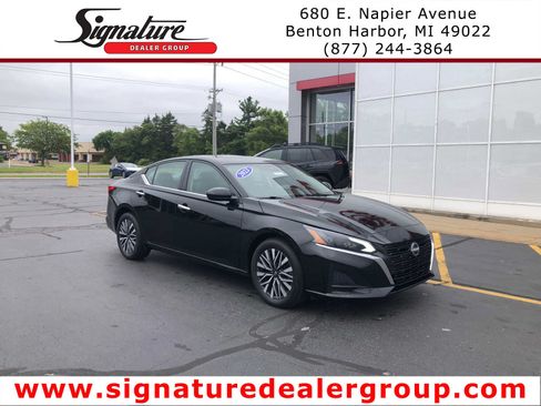 Used 2023 Nissan Altima 2.5 SV w/ SV Premium Package AWD/4WD image 1