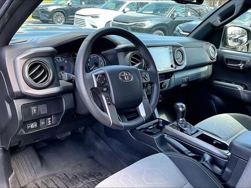 Used 2022 Toyota Tacoma TRD Sport w/ Technology Package image 18