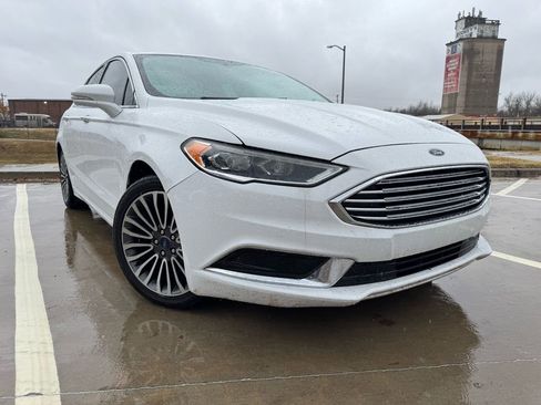 Used 2018 Ford Fusion SE w/ Fusion SE Technology Package FWD image 3