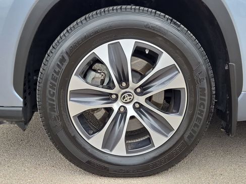 Certified 2024 Toyota Highlander XLE FWD image 11