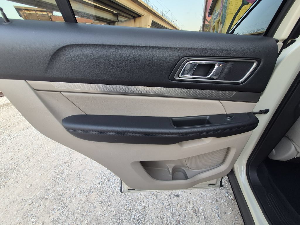 Used 2018 Ford Explorer XLT w/ Equipment Group 202A FWD image 15