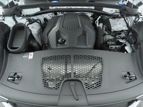 Certified 2025 Porsche Macan AWD/4WD image 32