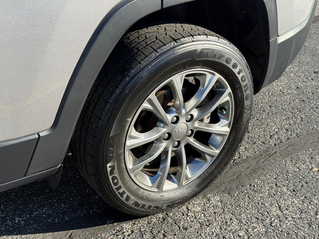 Used 2019 Jeep Cherokee Latitude Plus w/ Comfort/Convenience Group FWD image 13