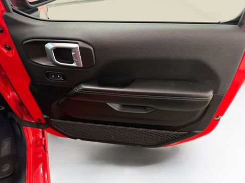 Used 2025 Jeep Wrangler Sahara image 32