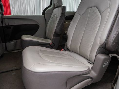 Used 2018 Chrysler Pacifica Touring-L FWD image 32