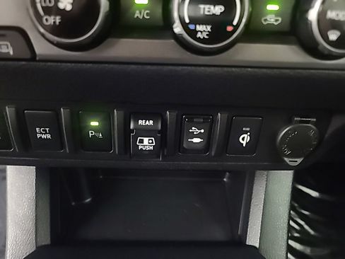 Used 2018 Toyota Tacoma TRD Sport w/ Technology Package AWD/4WD image 36