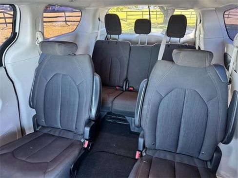 Used 2019 Chrysler Pacifica Touring Plus image 3