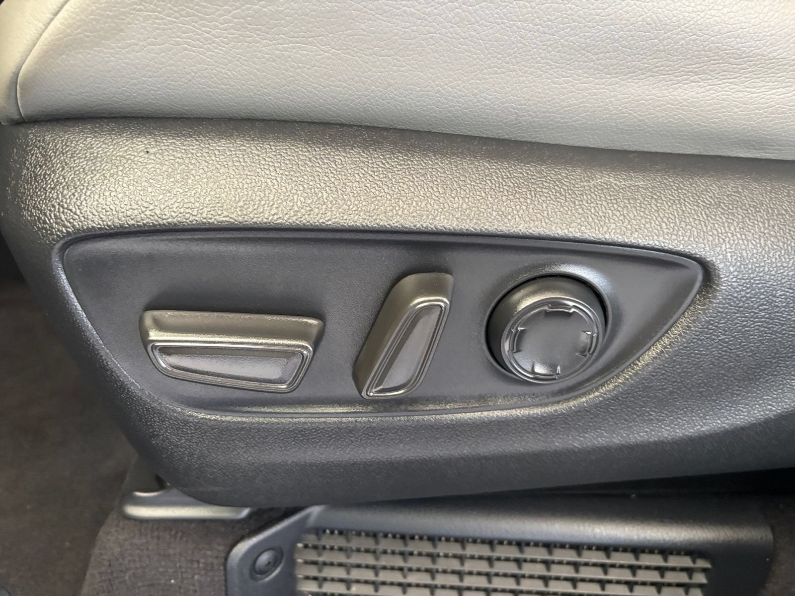 Used 2025 Toyota Sienna XLE FWD image 21