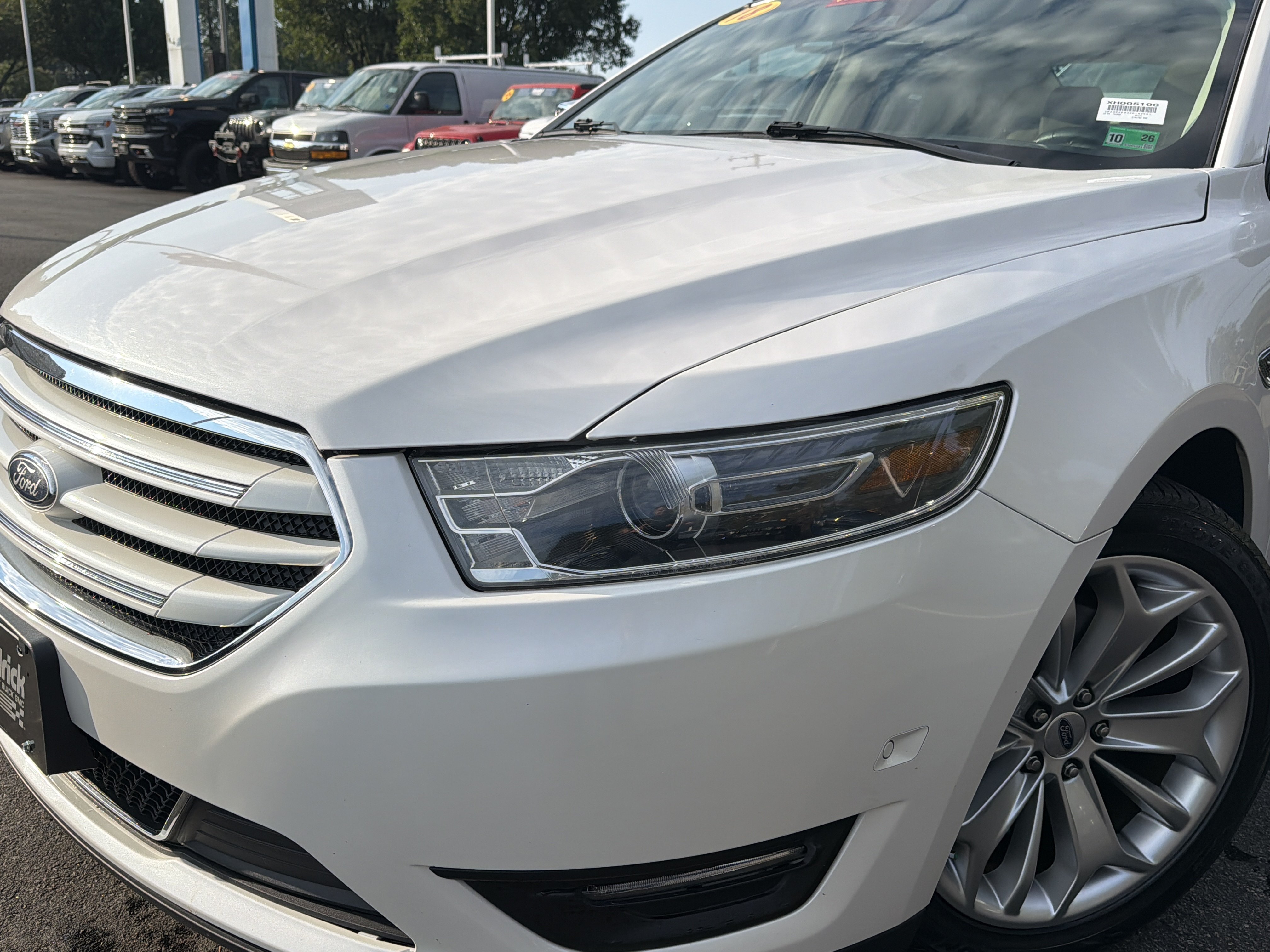 Used 2018 Ford Taurus Limited w/ Driver Assist Package FWD image 6