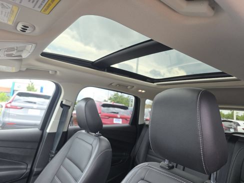 Used 2019 Ford Escape Titanium AWD/4WD image 3