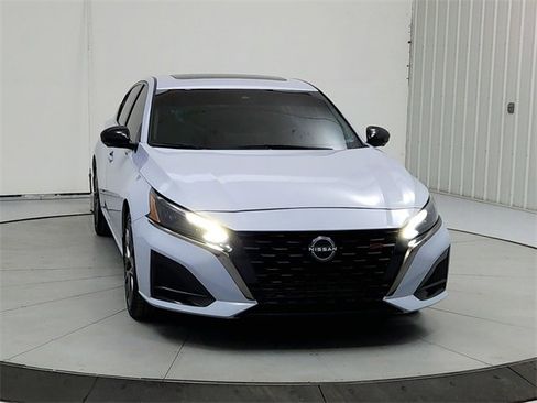 Used 2024 Nissan Altima 2.0 SR image 2