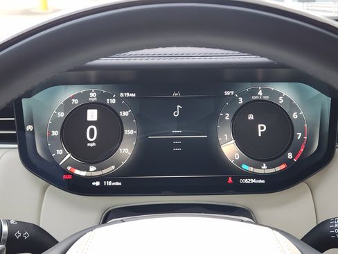 Certified 2025 Land Rover Range Rover SE image 17