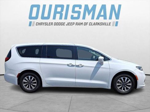Certified 2022 Chrysler Pacifica Touring-L FWD image 7