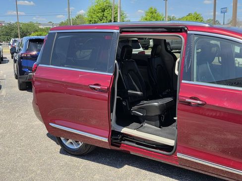 Used 2020 Chrysler Pacifica Limited image 34