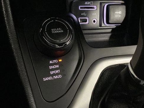 Used 2017 Jeep Cherokee Overland w/ Technology Group AWD/4WD image 31