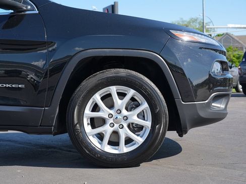 Used 2018 Jeep Cherokee Latitude w/ Safety Group AWD/4WD image 11