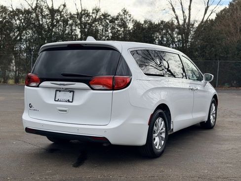 Used 2018 Chrysler Pacifica Touring Plus image 3