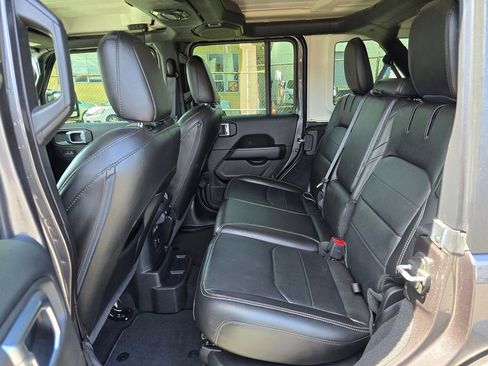 Used 2022 Jeep Wrangler Unlimited Sahara AWD/4WD image 15
