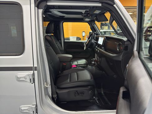Used 2024 Jeep Wrangler Unlimited Rubicon w/ Safety Group AWD/4WD image 18