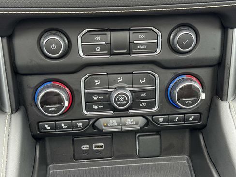 Used 2024 Chevrolet Suburban Premier image 6