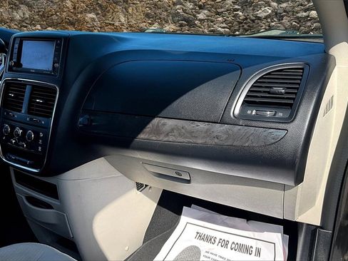 Used 2018 Dodge Grand Caravan SE w/ UConnect Hands-Free Group image 15