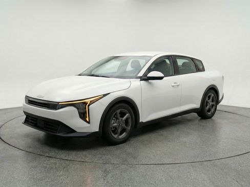 Used 2025 Kia K4 LXS FWD image 3