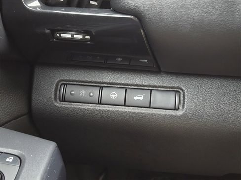 Used 2024 Nissan Pathfinder SV w/ SV Premium Package image 24