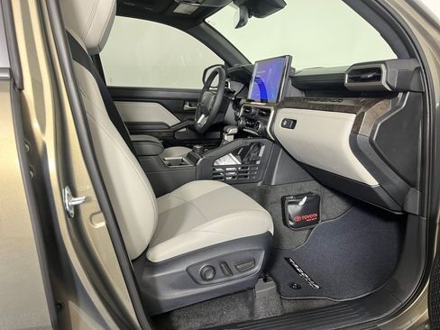 Used 2025 Toyota Tacoma Limited AWD/4WD image 27