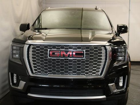 Used 2022 GMC Yukon XL Denali w/ Denali Premium Package image 3