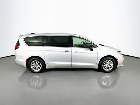 Used 2024 Chrysler Pacifica Touring-L image 8