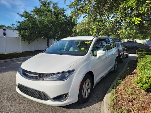 Used 2017 Chrysler Pacifica Touring-L Plus FWD image 27