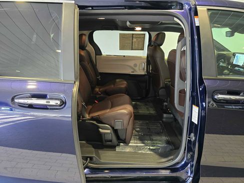Used 2023 Toyota Sienna Platinum image 12