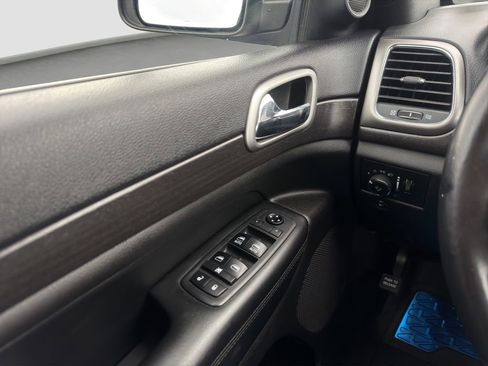Used 2018 Jeep Grand Cherokee Laredo AWD/4WD image 12