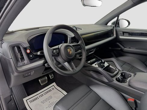 Certified 2025 Porsche Cayenne S AWD/4WD image 4