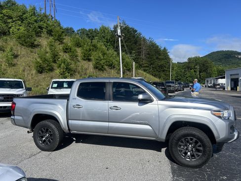 Used 2021 Toyota Tacoma SR5 RWD image 8