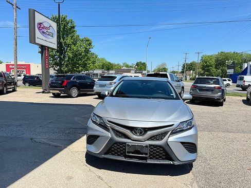 Used 2020 Toyota Camry SE FWD image 3