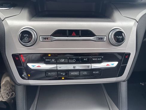 Used 2022 Ford Explorer XLT w/ Equipment Group 202A image 28