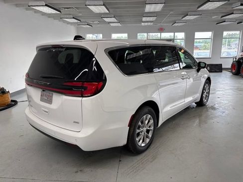 New 2027 Chrysler Pacifica Select AWD/4WD image 9