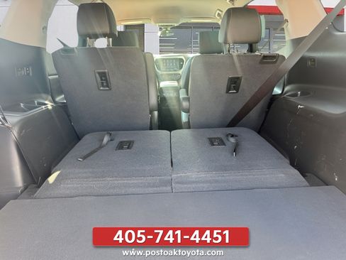 Used 2021 GMC Acadia SLT FWD image 12
