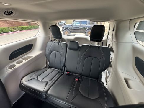 Used 2024 Chrysler Pacifica Touring-L FWD image 32