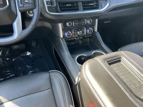 Used 2022 GMC Yukon XL SLT w/ SLT Premium Package image 31