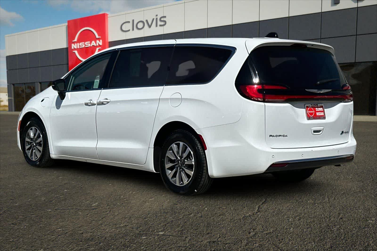 Used 2024 Chrysler Pacifica Limited FWD image 7