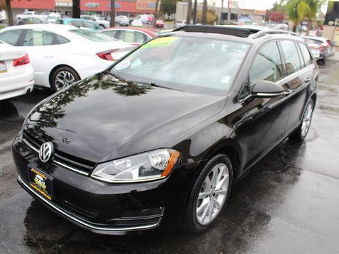 Used 2017 Volkswagen Golf SE image 4