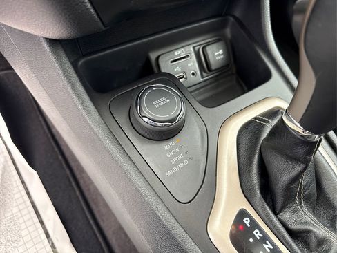 Used 2018 Jeep Cherokee Limited image 33