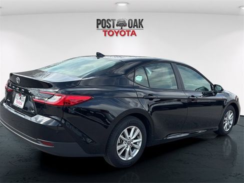 Used 2025 Toyota Camry LE image 7