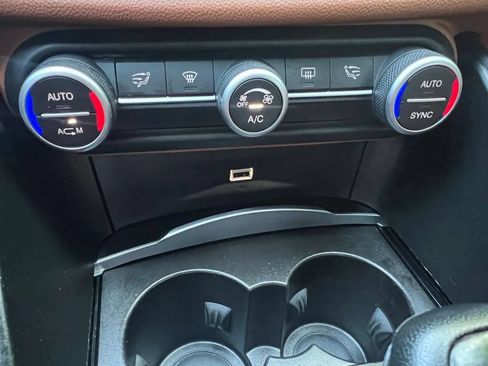 Used 2018 Alfa Romeo Giulia image 19